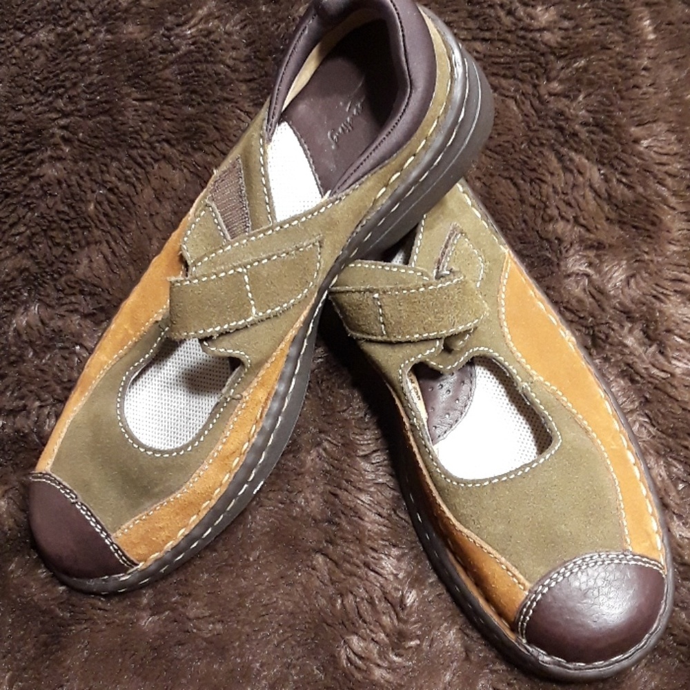 NWOT.. Womens Browns Landing Tri-Color Casual Shoe